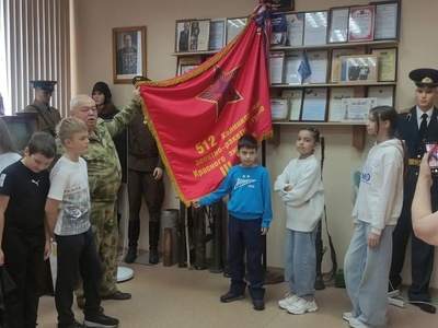 На фоне боевого знамени