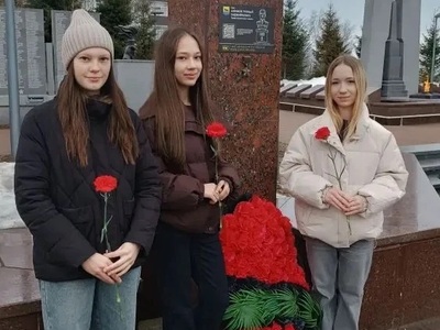 ДОО Патриот у  памятного бюста Ажимову Т.Х 